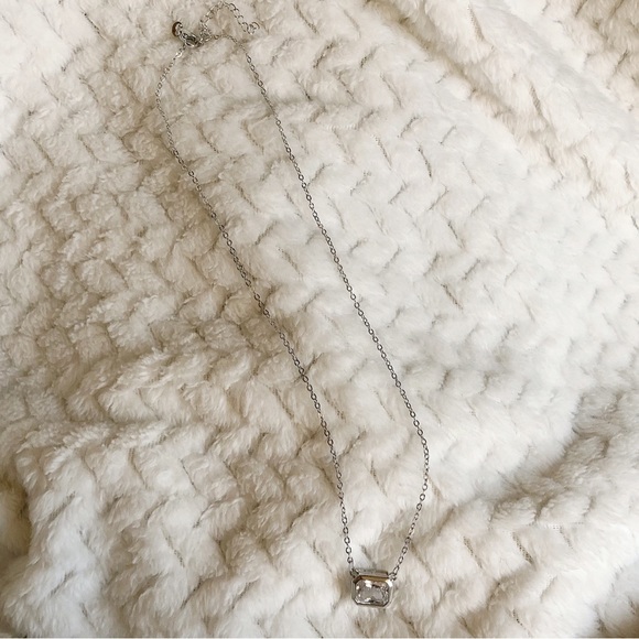 Elegant Silver Necklace with Clear Gemstone - Picture 3 of 9